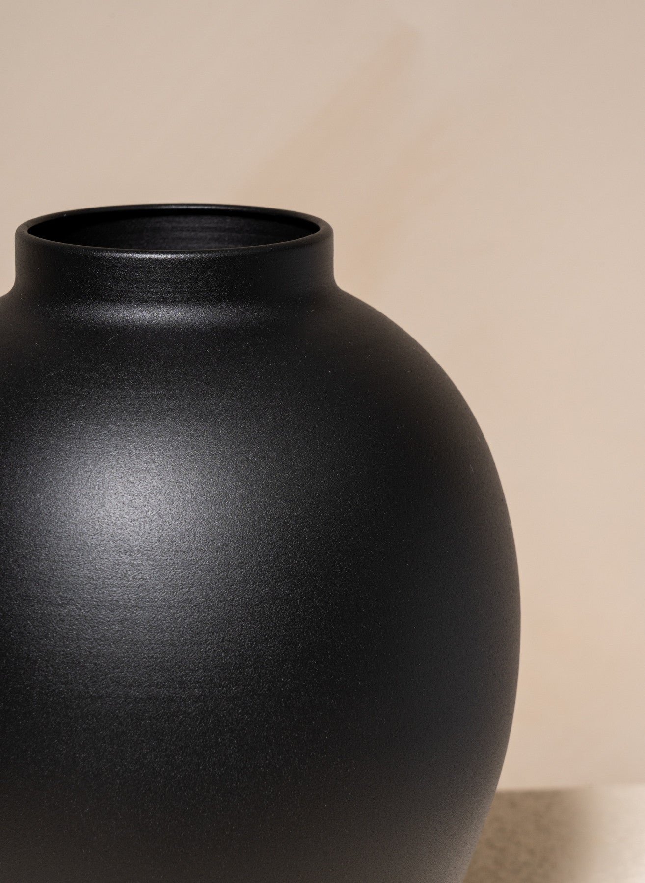 Aura Vase - Matte Black